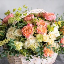 Panier en osier garni de fleurs